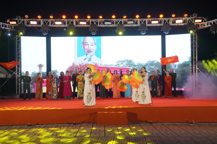 Hoạt động văn hóa, văn nghệ quần chúng - điểm tự bền vững của đời sống tinh thần ở cơ sở- Ảnh 4.