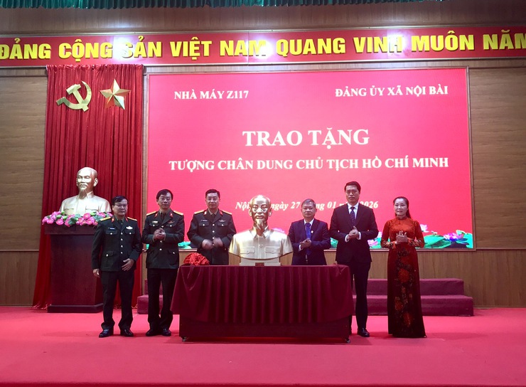 Nhà máy Z117 trao tặng tượng chân dung Chủ tịch Hồ Chí Minh- Ảnh 2.