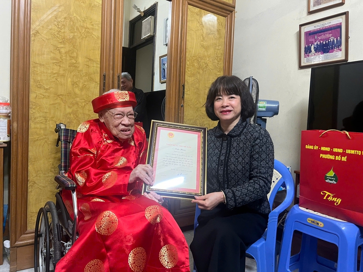 Lãnh đạo phường Bồ Đề thăm, tặng quà người có công, chúc thọ người cao tuổi tròn 100 tuổi, các Hội đặc thù và một số doanh nghiệp nhân dịp Tết Nguyên đán năm 2026.- Ảnh 6.