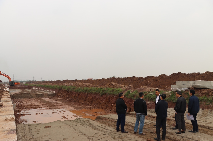 Đồng chí Bí thư Đảng uỷ xã Nguyễn Xuân Thanh kiểm tra tiến độ một số dự án trọng điểm trên địa bàn- Ảnh 1.