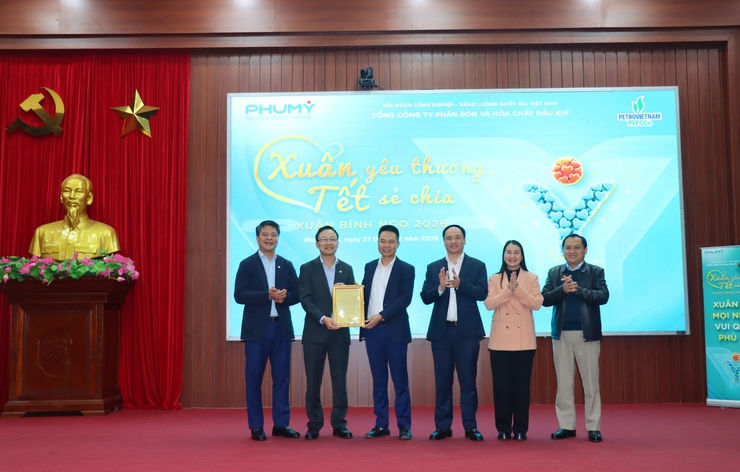 Chương trình “Xuân yêu thương – Tết sẻ chia” mang Tết ấm đến các hộ khó khăn- Ảnh 4.