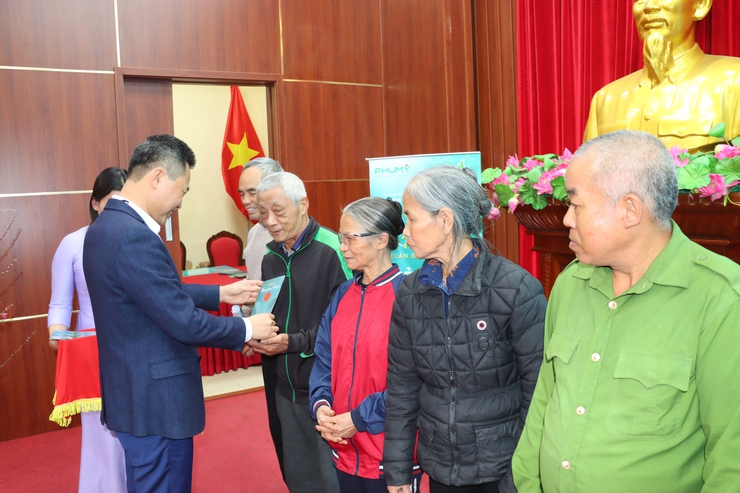 Chương trình “Xuân yêu thương – Tết sẻ chia” mang Tết ấm đến các hộ khó khăn- Ảnh 5.