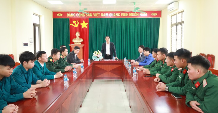 Ban Chỉ huy Quân sự xã Minh Châu tổ chức hội nghị đón tiếp quân nhân hoàn thành nghĩa vụ quân sự trở về địa phương năm 2026.- Ảnh 1.