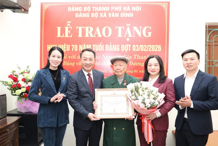 TRAO TẶNG HUY HIỆU 70 NĂM TUỔI ĐẢNG CHO ĐẢNG VIÊN NGUYỄN GIA THANH TẠI GIA ĐÌNH- Ảnh 2.