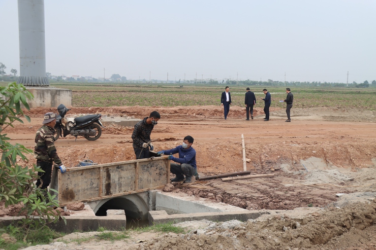 Đồng chí Bí thư Đảng uỷ xã Nguyễn Xuân Thanh kiểm tra tiến độ một số dự án trọng điểm trên địa bàn- Ảnh 6.