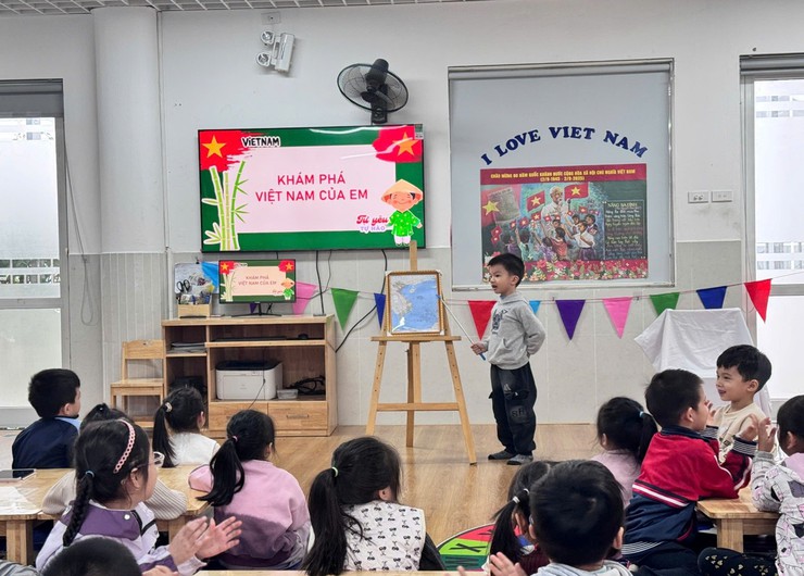 NUÔI DƯỠNG LÒNG YÊU NƯỚC CỦA TRẺ QUA NHỮNG GIỜ HỌC SÁNG TẠO TẠI TRƯỜNG MẦM NON HOA MAI- Ảnh 3.