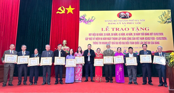 Đảng uỷ xã Phúc Lộc tổ chức Lễ trao tặng Huy hiệu Đảng đợt 3/2/2026; Gặp mặt kỷ niệm 96 năm ngày thành lập Đảng Cộng sản Việt Nam (3/2/1930-3/2/2026); Thông tin nhanh kết quả Đại hội Đại biểu toàn quốc lần thứ XIV của Đảng- Ảnh 9.