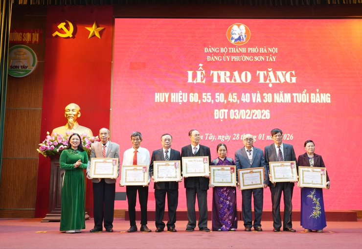 Sơn Tây: 82 đảng viên được trao tặng Huy hiệu Đảng đợt 03/02/2026- Ảnh 1.