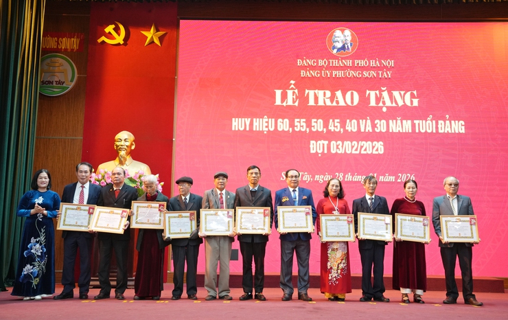 Sơn Tây: 82 đảng viên được trao tặng Huy hiệu Đảng đợt 03/02/2026- Ảnh 2.