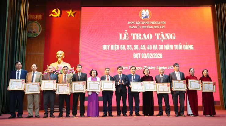 Sơn Tây: 82 đảng viên được trao tặng Huy hiệu Đảng đợt 03/02/2026- Ảnh 3.