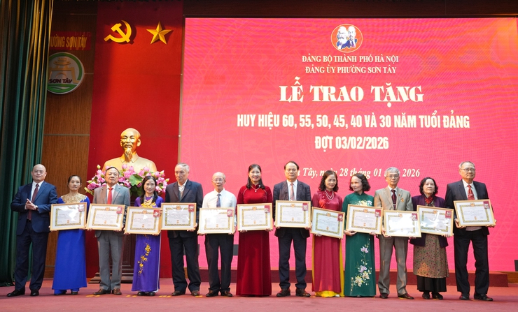 Sơn Tây: 82 đảng viên được trao tặng Huy hiệu Đảng đợt 03/02/2026- Ảnh 4.