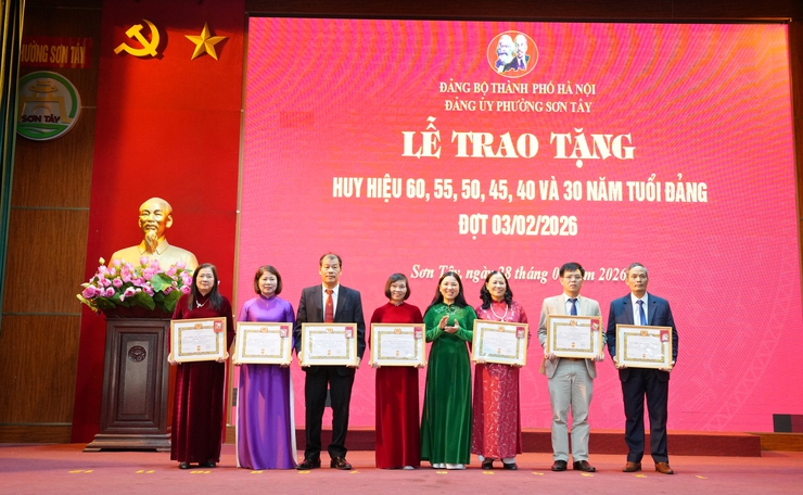 Sơn Tây: 82 đảng viên được trao tặng Huy hiệu Đảng đợt 03/02/2026- Ảnh 5.