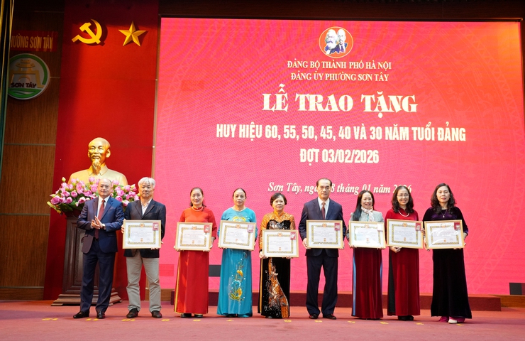 Sơn Tây: 82 đảng viên được trao tặng Huy hiệu Đảng đợt 03/02/2026- Ảnh 6.