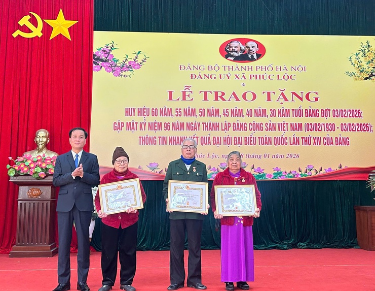 Đảng uỷ xã Phúc Lộc tổ chức Lễ trao tặng Huy hiệu Đảng đợt 3/2/2026; Gặp mặt kỷ niệm 96 năm ngày thành lập Đảng Cộng sản Việt Nam (3/2/1930-3/2/2026); Thông tin nhanh kết quả Đại hội Đại biểu toàn quốc lần thứ XIV của Đảng- Ảnh 5.