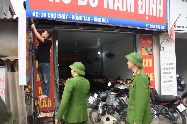 XÃ ỨNG HÒA TRIỂN KHAI KẾ HOẠCH RA QUÂN GIẢI TỎA HÀNH LANG ATGT, ĐẢM BẢO TTĐT, TTCC, VSMT PHỤC VỤ CÁC SỰ KIỆN CHÍNH TRỊ TRỌNG ĐẠI- Ảnh 2.