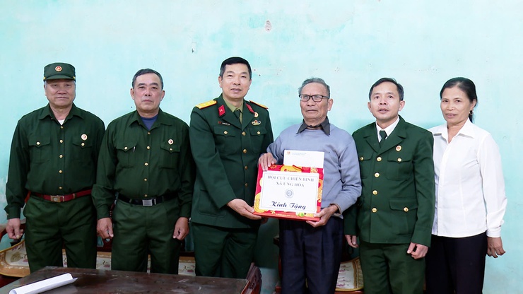 Hội CCB Xã Ứng Hòa trao tặng 46 suất quà cho hội viên khó khăn tiêu biểu nhân dịp tết nguyên đán Bính Ngọ 2026.

- Ảnh 2.