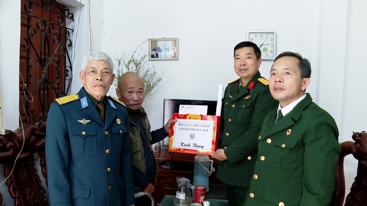 Hội CCB Xã Ứng Hòa trao tặng 46 suất quà cho hội viên khó khăn tiêu biểu nhân dịp tết nguyên đán Bính Ngọ 2026.

- Ảnh 4.