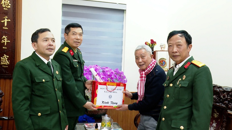 Hội CCB Xã Ứng Hòa trao tặng 46 suất quà cho hội viên khó khăn tiêu biểu nhân dịp tết nguyên đán Bính Ngọ 2026.

- Ảnh 1.