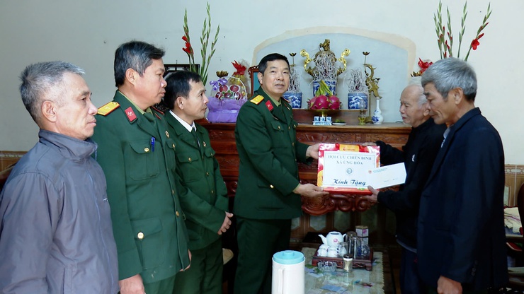 Hội CCB Xã Ứng Hòa trao tặng 46 suất quà cho hội viên khó khăn tiêu biểu nhân dịp tết nguyên đán Bính Ngọ 2026.

- Ảnh 3.