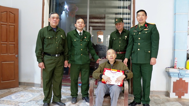 Hội CCB Xã Ứng Hòa trao tặng 46 suất quà cho hội viên khó khăn tiêu biểu nhân dịp tết nguyên đán Bính Ngọ 2026.

- Ảnh 5.