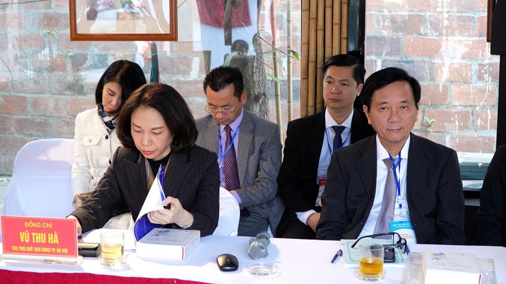 HỘI THẢO KHOA HỌC "CỘI NGUỒN TỔ TIÊN ĐẠI THI HÀO NGUYỄN DU – DANH NHÂN VĂN HÓA THẾ GIỚI". 
Từ Canh Hoạch cội nguồn tổ tiên đến Công viên văn hóa du lịch Nguyễn Du- Ảnh 5.