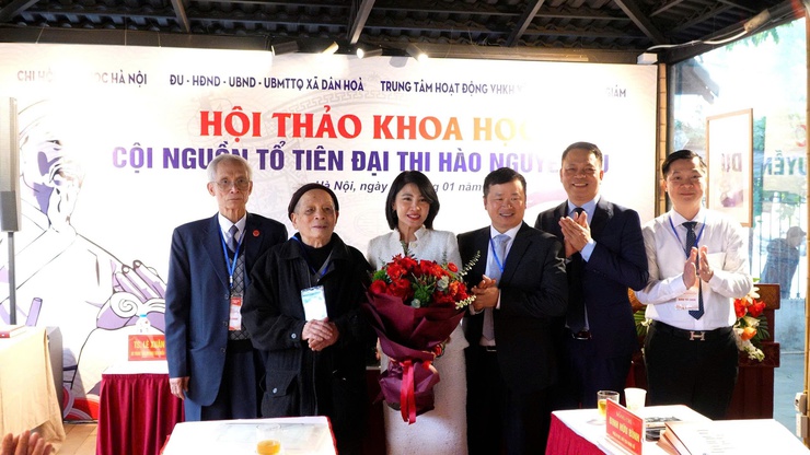HỘI THẢO KHOA HỌC "CỘI NGUỒN TỔ TIÊN ĐẠI THI HÀO NGUYỄN DU – DANH NHÂN VĂN HÓA THẾ GIỚI". 
Từ Canh Hoạch cội nguồn tổ tiên đến Công viên văn hóa du lịch Nguyễn Du- Ảnh 15.