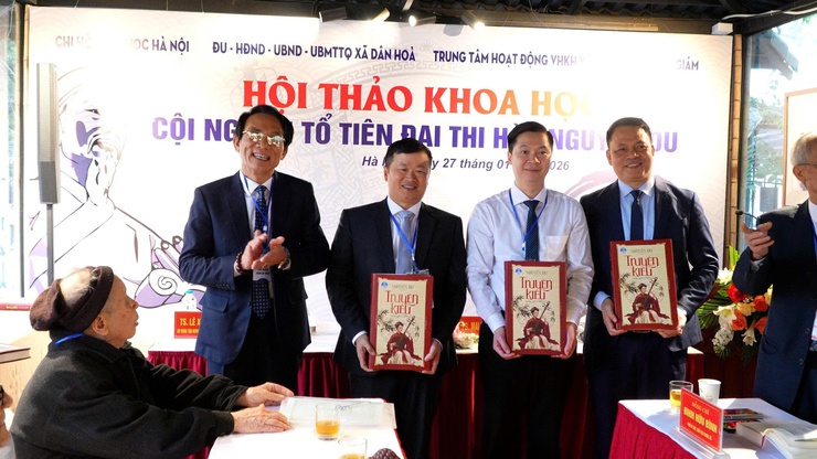 HỘI THẢO KHOA HỌC "CỘI NGUỒN TỔ TIÊN ĐẠI THI HÀO NGUYỄN DU – DANH NHÂN VĂN HÓA THẾ GIỚI". 
Từ Canh Hoạch cội nguồn tổ tiên đến Công viên văn hóa du lịch Nguyễn Du- Ảnh 14.
