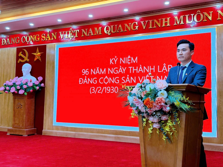 Phường Thanh Liệt: Trang trọng tổ chức lễ kỷ niệm 96 năm ngày thành lập Đảng và trao Huy hiệu Đảng đợt 3/2- Ảnh 3.