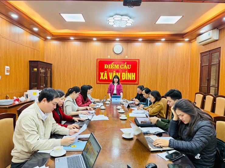 Ban tổ chức cuộc thi trực tuyến “Tìm hiểu pháp luật về bầu cử đại biểu Quốc hội và đại biểu hội đồng nhân dân” trên địa bàn xã Vân Đình họp triển khai tổ chức cuộc thi.- Ảnh 1.