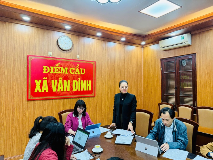 Ban tổ chức cuộc thi trực tuyến “Tìm hiểu pháp luật về bầu cử đại biểu Quốc hội và đại biểu hội đồng nhân dân” trên địa bàn xã Vân Đình họp triển khai tổ chức cuộc thi.- Ảnh 2.