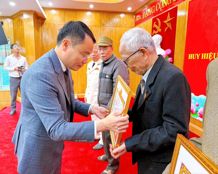 Phường Thanh Liệt: Trang trọng tổ chức lễ kỷ niệm 96 năm ngày thành lập Đảng và trao Huy hiệu Đảng đợt 3/2- Ảnh 8.