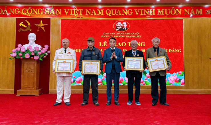 Phường Thanh Liệt: Trang trọng tổ chức lễ kỷ niệm 96 năm ngày thành lập Đảng và trao Huy hiệu Đảng đợt 3/2- Ảnh 9.