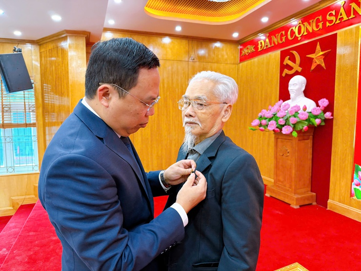 Phường Thanh Liệt: Trang trọng tổ chức lễ kỷ niệm 96 năm ngày thành lập Đảng và trao Huy hiệu Đảng đợt 3/2- Ảnh 4.