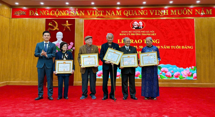 Phường Thanh Liệt: Trang trọng tổ chức lễ kỷ niệm 96 năm ngày thành lập Đảng và trao Huy hiệu Đảng đợt 3/2- Ảnh 7.