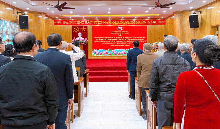 Phường Thanh Liệt: Trang trọng tổ chức lễ kỷ niệm 96 năm ngày thành lập Đảng và trao Huy hiệu Đảng đợt 3/2- Ảnh 2.