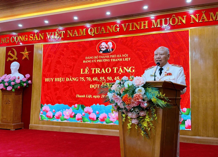 Phường Thanh Liệt: Trang trọng tổ chức lễ kỷ niệm 96 năm ngày thành lập Đảng và trao Huy hiệu Đảng đợt 3/2- Ảnh 10.