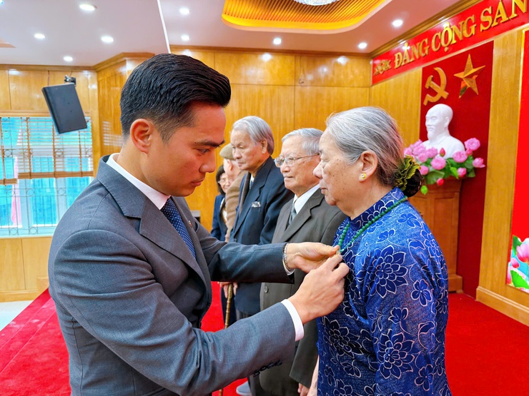 Phường Thanh Liệt: Trang trọng tổ chức lễ kỷ niệm 96 năm ngày thành lập Đảng và trao Huy hiệu Đảng đợt 3/2- Ảnh 6.