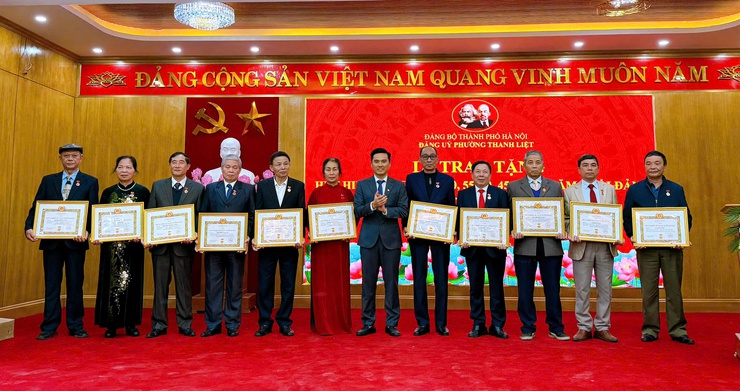 Phường Thanh Liệt: Trang trọng tổ chức lễ kỷ niệm 96 năm ngày thành lập Đảng và trao Huy hiệu Đảng đợt 3/2- Ảnh 14.