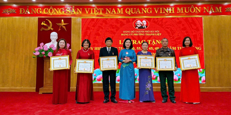 Phường Thanh Liệt: Trang trọng tổ chức lễ kỷ niệm 96 năm ngày thành lập Đảng và trao Huy hiệu Đảng đợt 3/2- Ảnh 17.