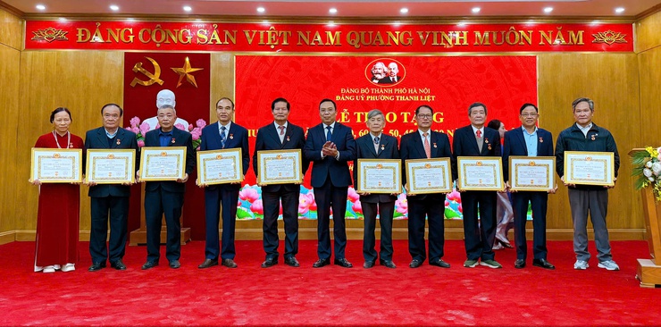 Phường Thanh Liệt: Trang trọng tổ chức lễ kỷ niệm 96 năm ngày thành lập Đảng và trao Huy hiệu Đảng đợt 3/2- Ảnh 13.