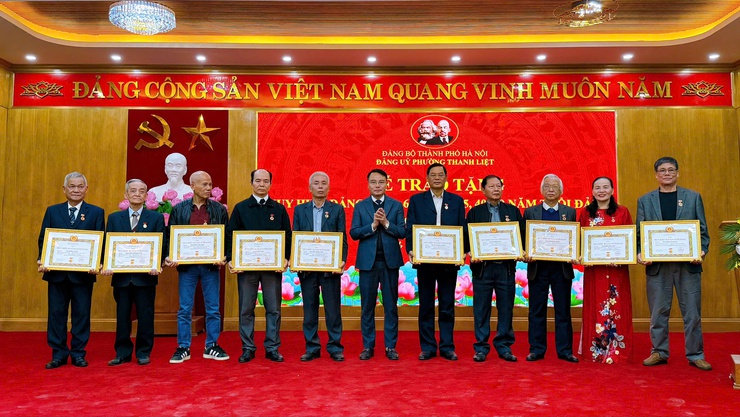 Phường Thanh Liệt: Trang trọng tổ chức lễ kỷ niệm 96 năm ngày thành lập Đảng và trao Huy hiệu Đảng đợt 3/2- Ảnh 15.