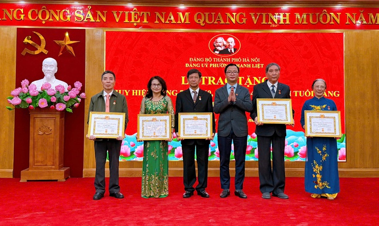 Phường Thanh Liệt: Trang trọng tổ chức lễ kỷ niệm 96 năm ngày thành lập Đảng và trao Huy hiệu Đảng đợt 3/2- Ảnh 16.