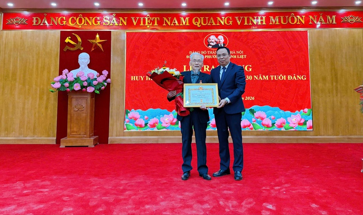 Phường Thanh Liệt: Trang trọng tổ chức lễ kỷ niệm 96 năm ngày thành lập Đảng và trao Huy hiệu Đảng đợt 3/2- Ảnh 5.