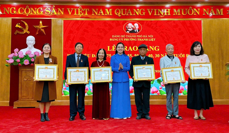 Phường Thanh Liệt: Trang trọng tổ chức lễ kỷ niệm 96 năm ngày thành lập Đảng và trao Huy hiệu Đảng đợt 3/2- Ảnh 18.