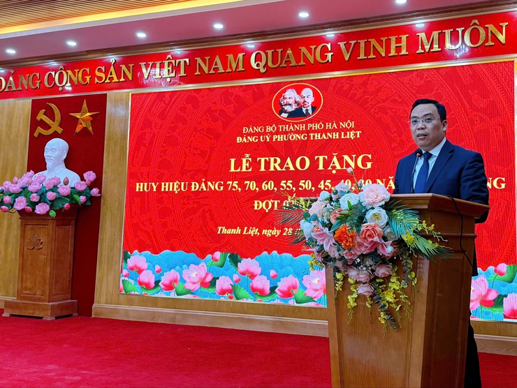 Phường Thanh Liệt: Trang trọng tổ chức lễ kỷ niệm 96 năm ngày thành lập Đảng và trao Huy hiệu Đảng đợt 3/2- Ảnh 11.