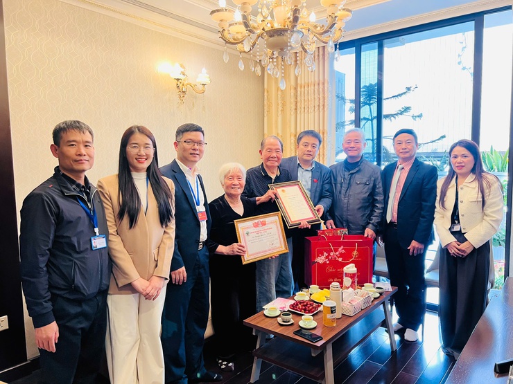 Lãnh đạo phường Bồ Đề thăm, tặng quà người có công, chúc thọ người cao tuổi tròn 100 tuổi, các Hội đặc thù và một số doanh nghiệp nhân dịp Tết Nguyên đán năm 2026.- Ảnh 3.