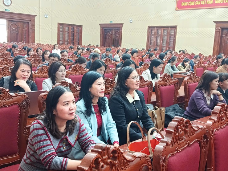 
Xã Thạch Thất: Tiếp sóng hội nghị tập huấn triển khai 04 thủ tục hành chính của Đảng trên môi trường điện tử- Ảnh 1.