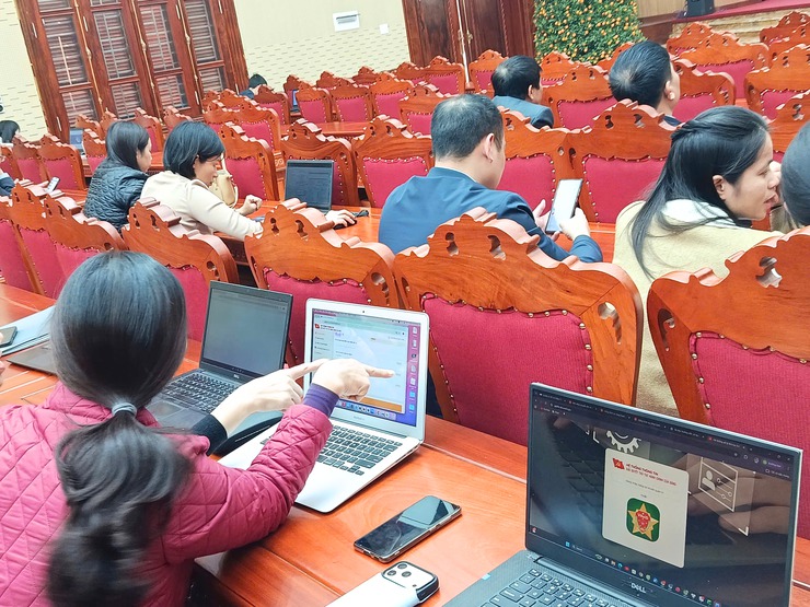 
Xã Thạch Thất: Tiếp sóng hội nghị tập huấn triển khai 04 thủ tục hành chính của Đảng trên môi trường điện tử- Ảnh 2.