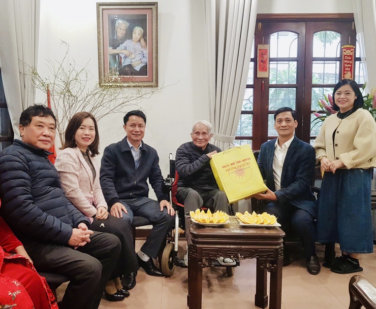 Ấm áp truyền thống Ngọc Hà: Chăm lo gia đình chính sách, gia đình khó khăn, chúc thọ các cụ tròn 100 tuổi dịp Tết Bính Ngọ 2026- Ảnh 5.