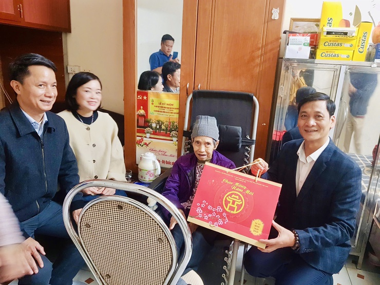 Ấm áp truyền thống Ngọc Hà: Chăm lo gia đình chính sách, gia đình khó khăn, chúc thọ các cụ tròn 100 tuổi dịp Tết Bính Ngọ 2026- Ảnh 6.
